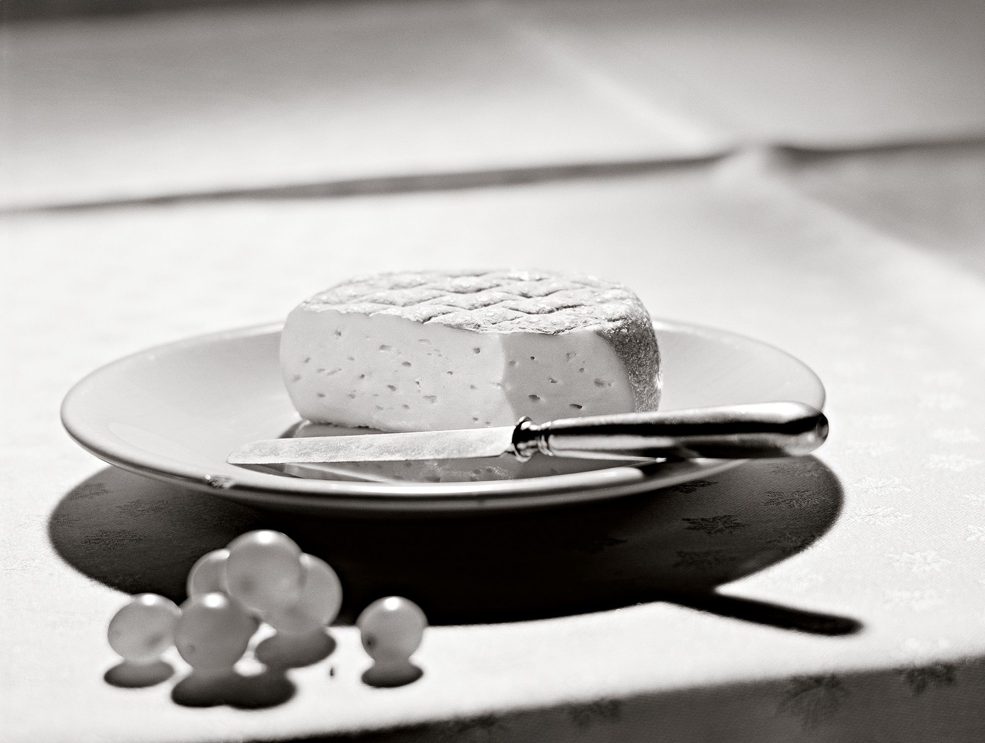 S/W STILLLEBEN / KÄSE-TRAUBEN